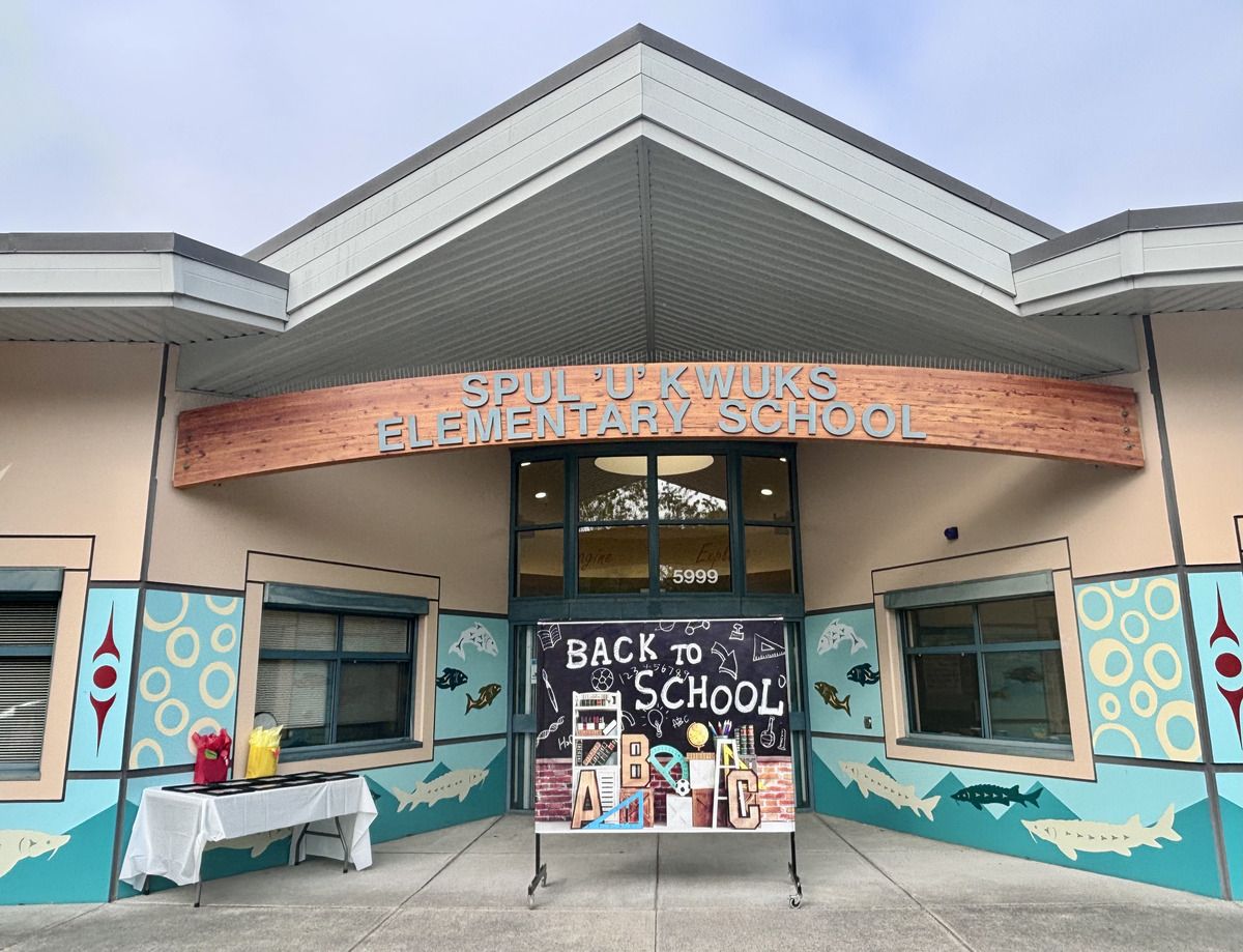 Front entrance of Spul'u'kwuks Elementary School